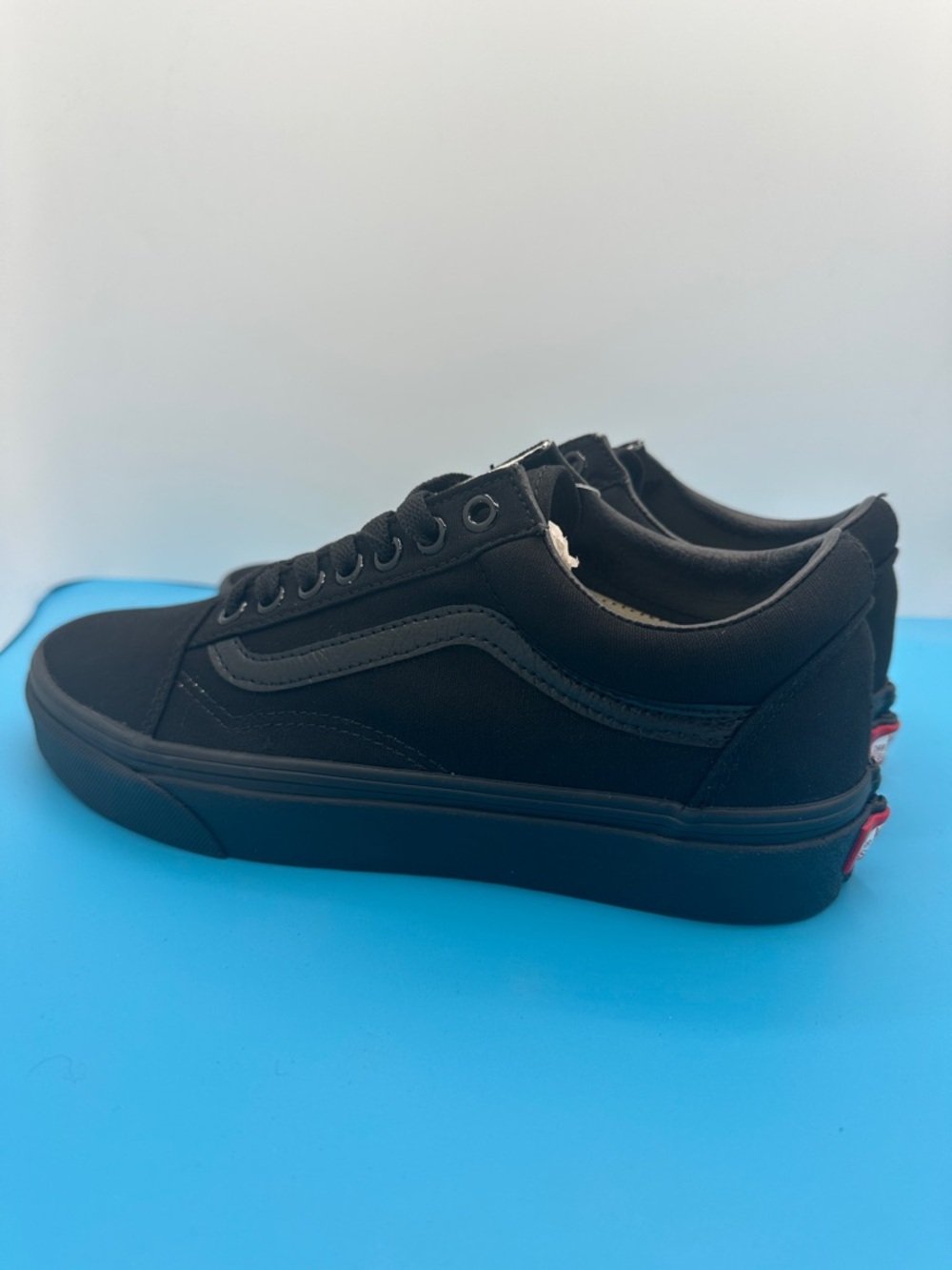 NEW! Vans - Old Skool - Womens size 8 Men’s size 6.5. new in box!